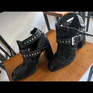 Zara booties size 6. Chunky heel, lightly used